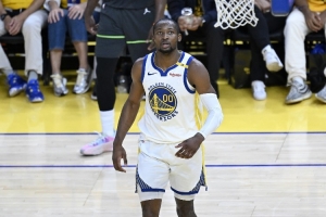 队记：勇士此前提供的2年4500万 第2年无保障+球员放弃交易否决权