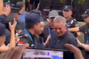 官方赛事平台-传奇球星巴乔与卡洛斯现身贵州榕江村超现场 点燃全场气氛