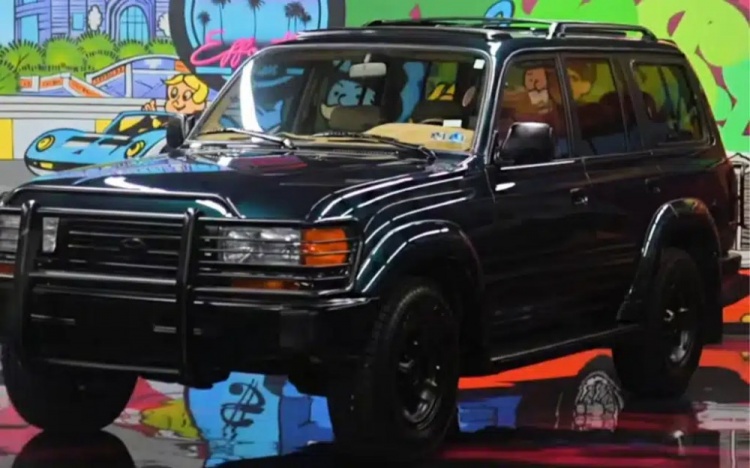 LOL世界赛直播-奥尼尔复原科比25年前旧车 作为47岁诞辰纪念赠予其母