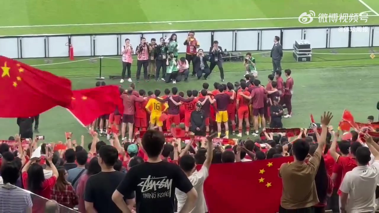 LOL世界赛直播-最佳第十二人！决赛后U23国足队员与现场球迷合影留念